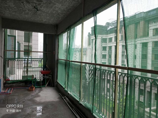 1施工前期做好安全防護工作，陽臺掛好防護網 (2).jpg