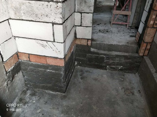 6廚房、衛(wèi)生間新砌墻體，澆筑混凝土地梁，讓墻體更受力，后期防水更有保障.jpg