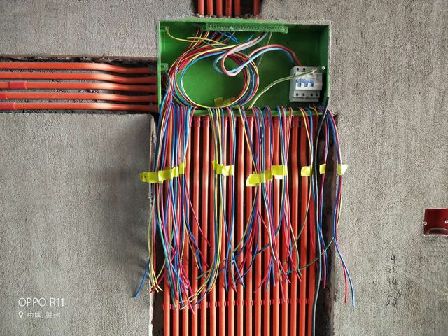 10總電箱進線裝鎖扣做臨時線路標識，方便后期使用.jpg