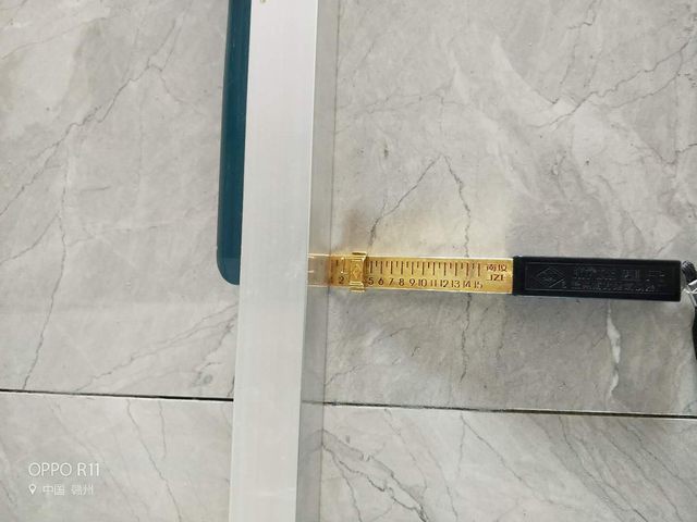 8地磚鋪貼完后檢測(cè)瓷磚縫隙是否均勻，平整度縫隙是否合格.jpg