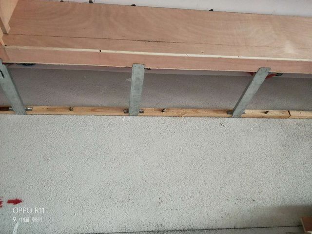 2墻面木方用膨脹螺絲加固，間距為80公分內(nèi)，增加吊頂?shù)睦喂绦?jpg