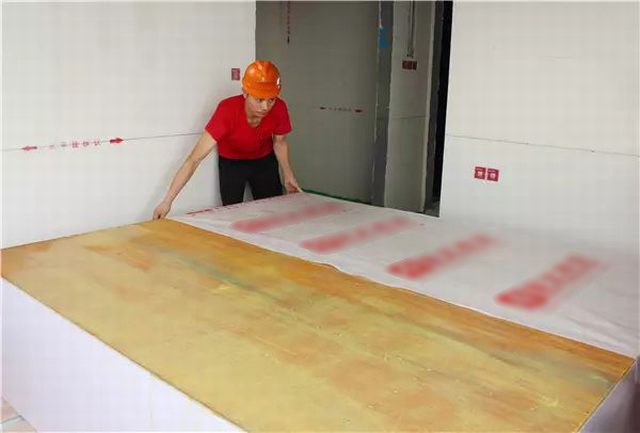 9現(xiàn)場制作柜體背板做好防潮棉，邊上伸出8公分為宜.jpg