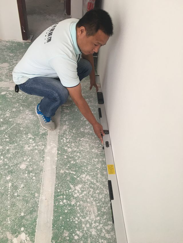 10墻面刮完灰打完磨，用靠尺檢測踢腳線位的平整度.jpg