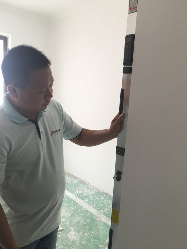 11墻面刮完灰打完磨，用靠尺檢測陽角的垂直度.jpg