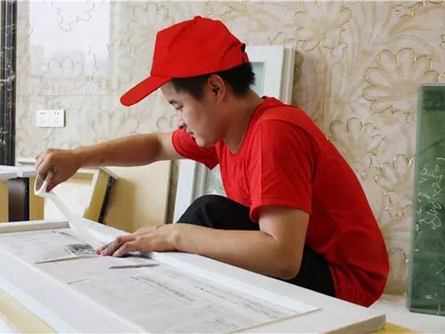 1裝好的拉手、導軌、煙斗鉸、門鎖等五金件全部缷下并統(tǒng)一做好標識包裝保管好。安裝好的玻璃雙面都必須保護好.jpg