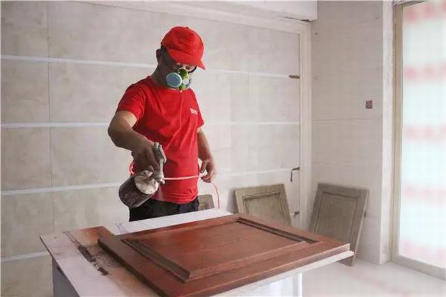 13噴槍距作業(yè)面為35-40mm左右，不能飛槍噴，更不能貼面噴，霧化要均勻一致，不流掛。第一遍干后再噴第二遍.jpg